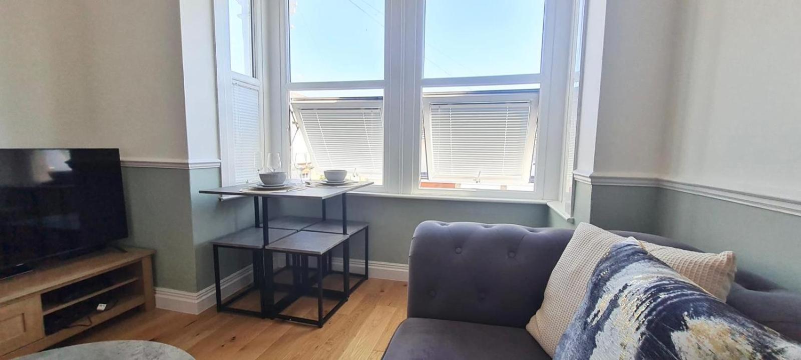 Westcliff-On-Sea Modern 2 Bedroom Apartment - Free Parking Southend-on-Sea Buitenkant foto