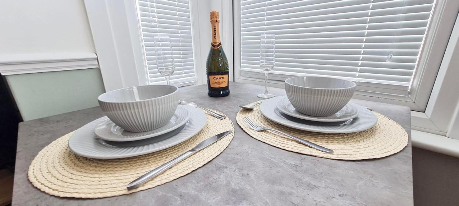 Westcliff-On-Sea Modern 2 Bedroom Apartment - Free Parking Southend-on-Sea Buitenkant foto