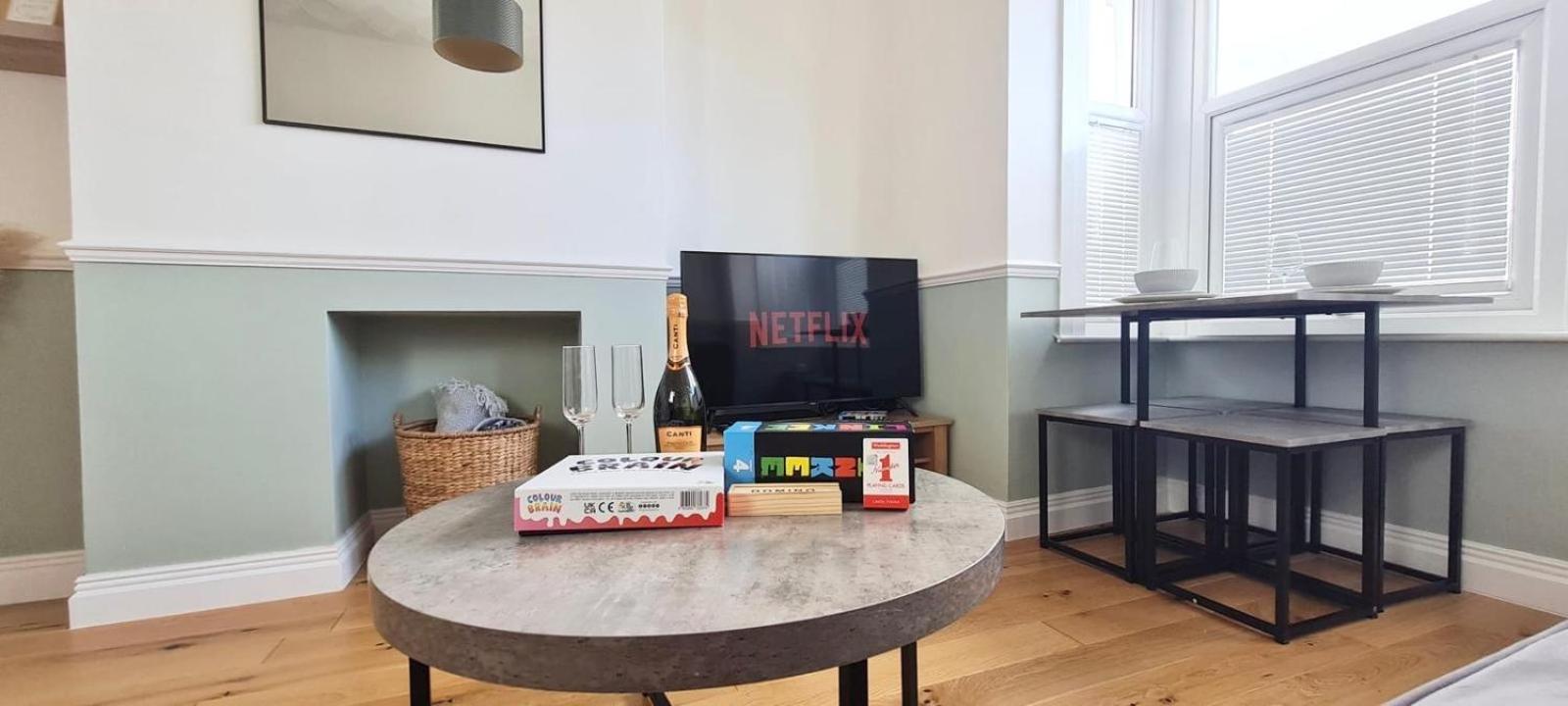 Westcliff-On-Sea Modern 2 Bedroom Apartment - Free Parking Southend-on-Sea Buitenkant foto