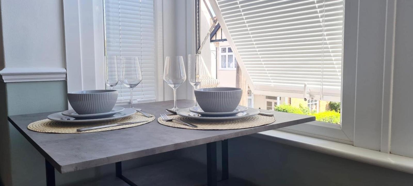 Westcliff-On-Sea Modern 2 Bedroom Apartment - Free Parking Southend-on-Sea Buitenkant foto