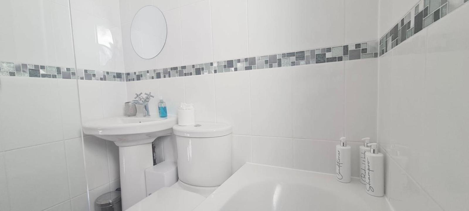 Westcliff-On-Sea Modern 2 Bedroom Apartment - Free Parking Southend-on-Sea Buitenkant foto