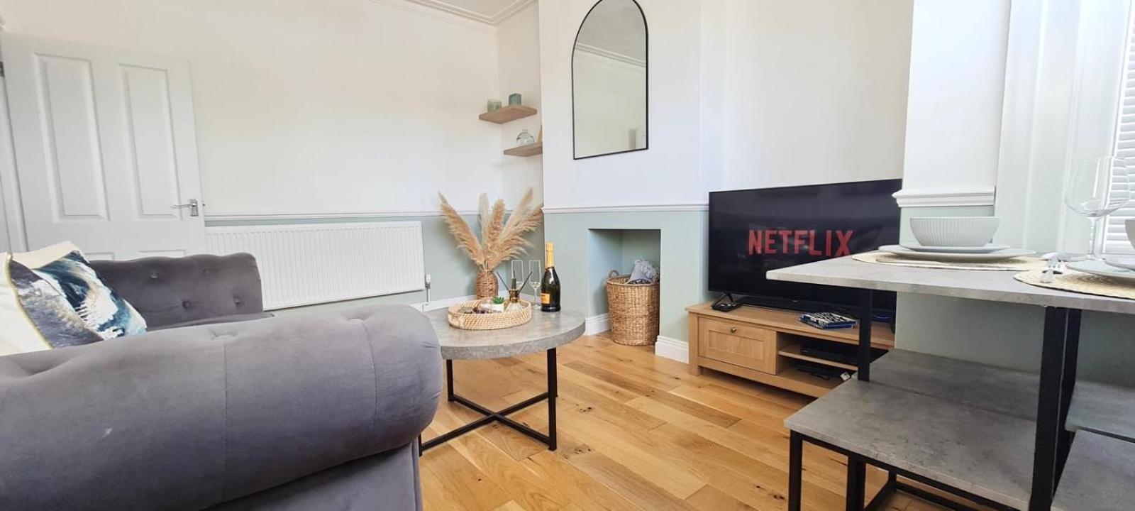 Westcliff-On-Sea Modern 2 Bedroom Apartment - Free Parking Southend-on-Sea Buitenkant foto