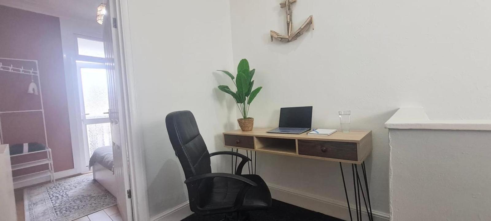 Westcliff-On-Sea Modern 2 Bedroom Apartment - Free Parking Southend-on-Sea Buitenkant foto