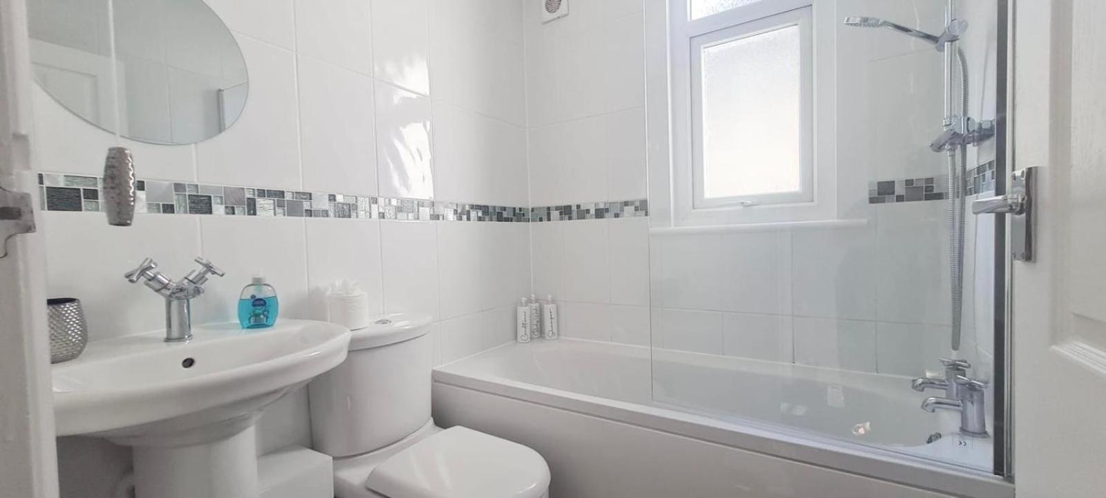 Westcliff-On-Sea Modern 2 Bedroom Apartment - Free Parking Southend-on-Sea Buitenkant foto