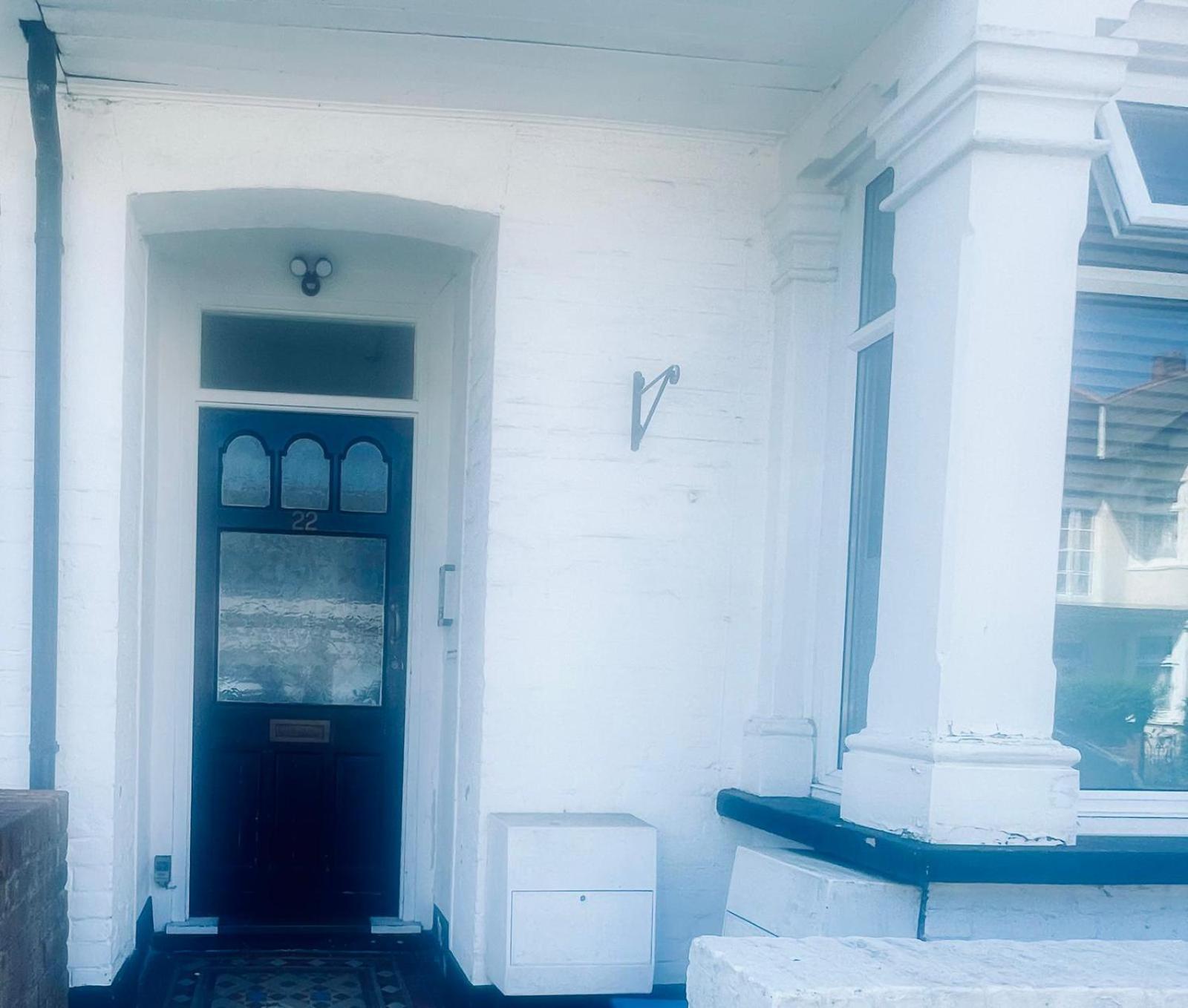 Westcliff-On-Sea Modern 2 Bedroom Apartment - Free Parking Southend-on-Sea Buitenkant foto