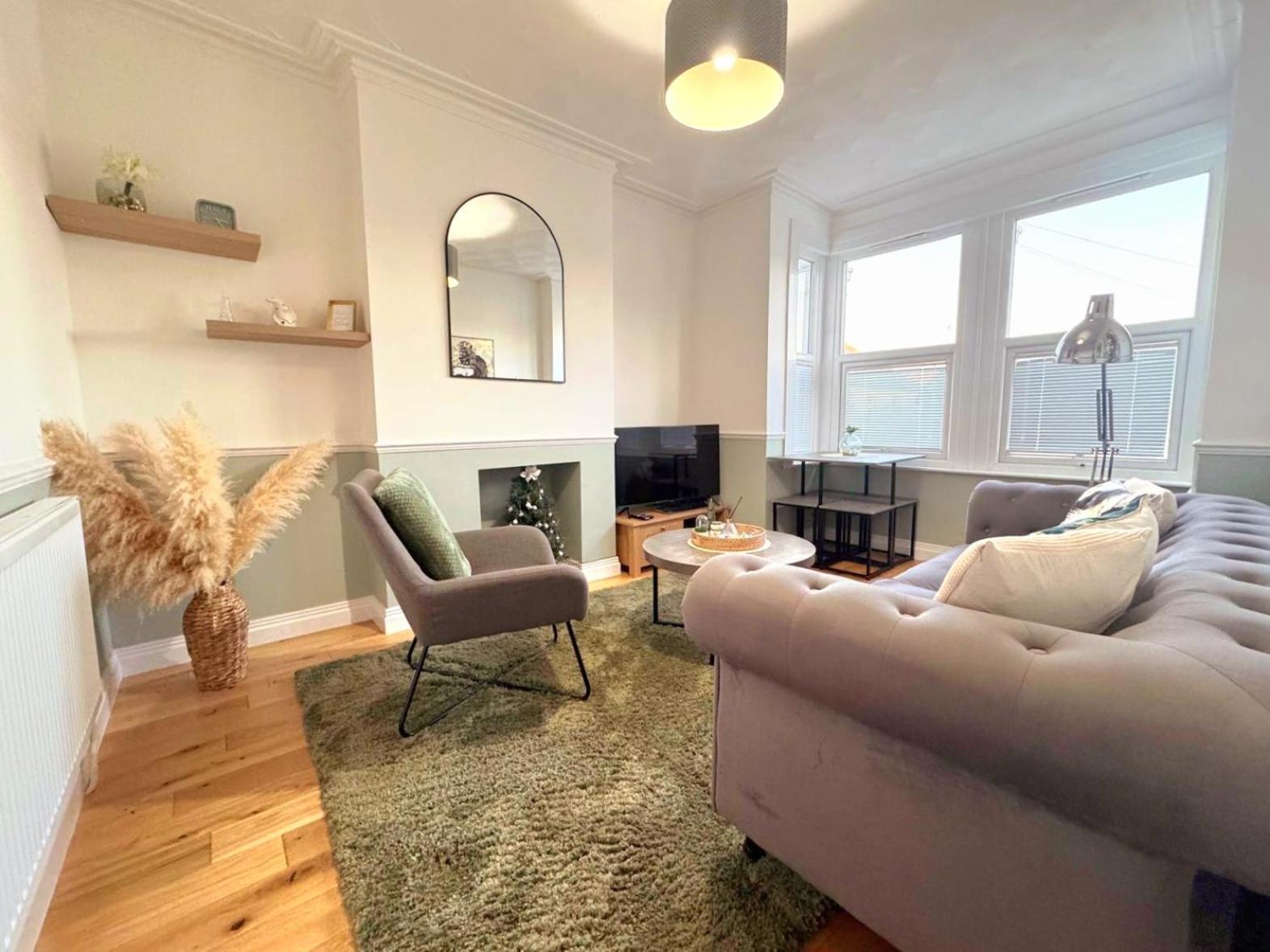 Westcliff-On-Sea Modern 2 Bedroom Apartment - Free Parking Southend-on-Sea Buitenkant foto